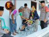 Polisi Beri Bantuan Kursi Roda bagi Lansia-Penderita Celebral Palsy di Bekasi Polish_20250424_202936615