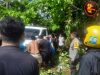 Bhabinkamtibmas Luwuk Datangi TKP Laka Lantas Tunggal Bantu Evakuasi Polish_20250802_155155667